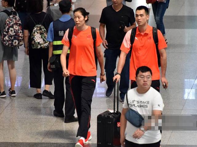 「阿布」李童路上贴心帮朱婷拎包,球迷:难道朱婷要有男朋友了吗?