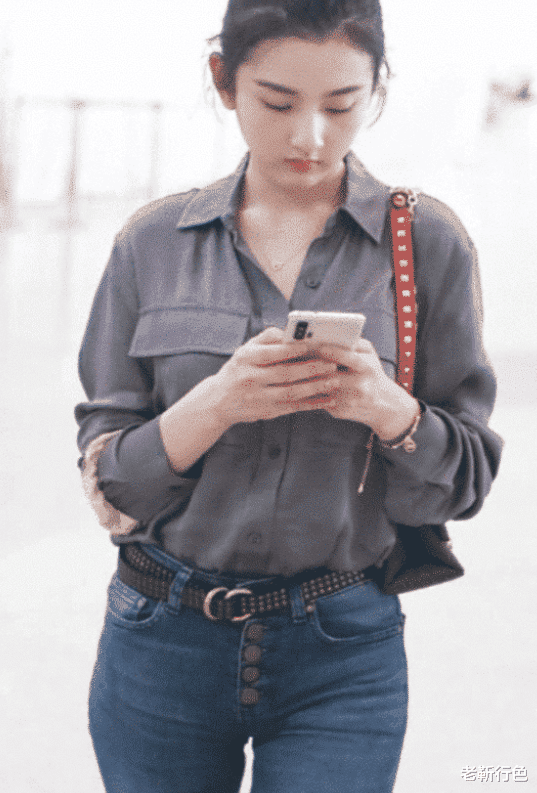 宋祖儿@宋祖儿这是什么“神仙发育”，足足5颗扣子都撑不住，真接地气