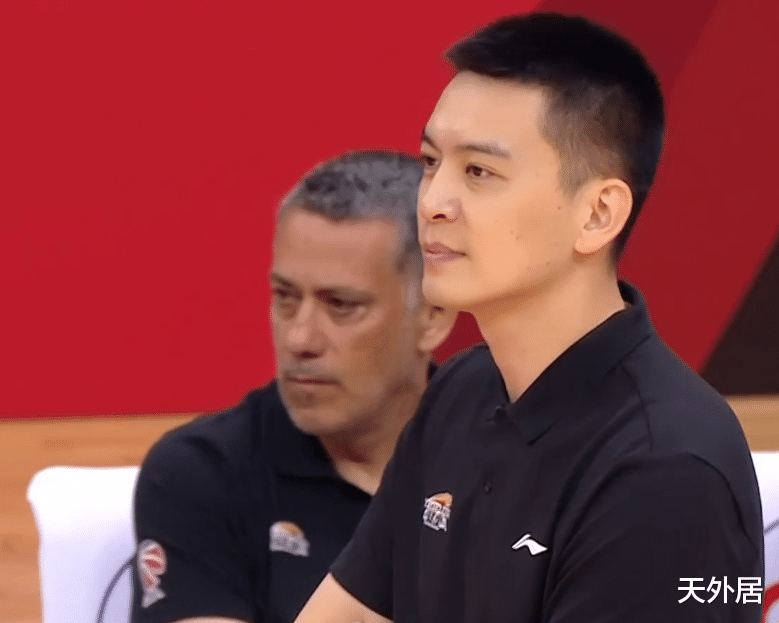 杨鸣|狂胜35分！杨鸣丝毫不给郭士强面子，25岁大将10记三分打爆恩师