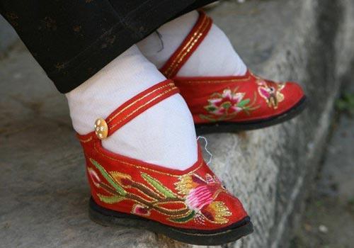 李煜|她15岁靠“三寸金莲”嫁富户,每次洗脚疼到崩溃,丈夫却喜欢的紧