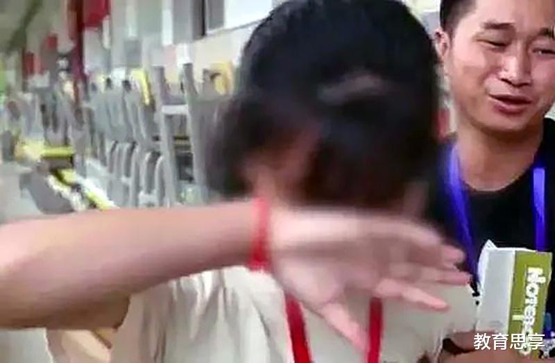 [女孩]忘记涂答题卡，跪求监考老师给机会的高考女生，复读后成功上大学