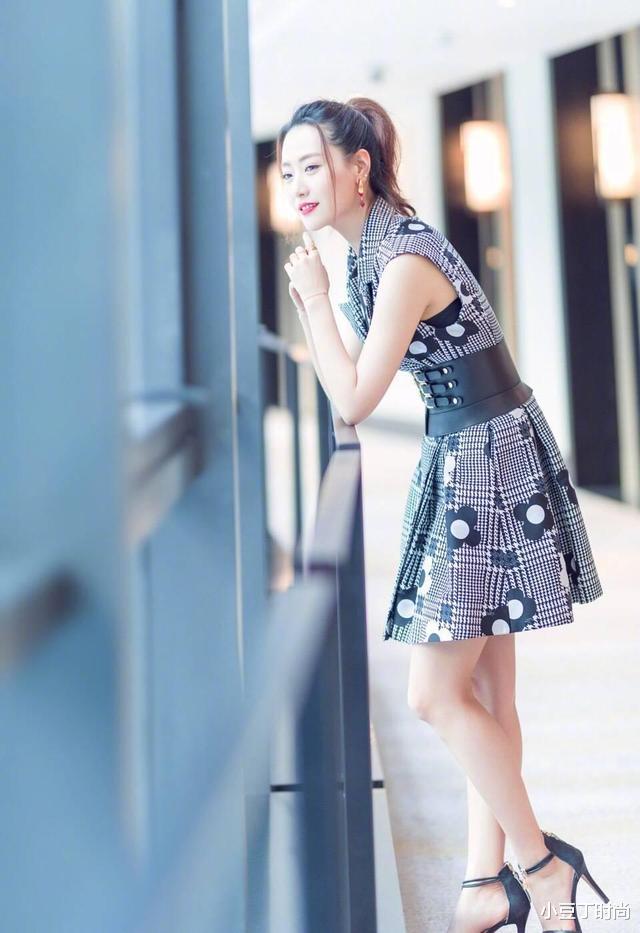 『西装』白冰离婚后更美了，穿西装马甲连衣裙配腰封，高马尾减龄又气质