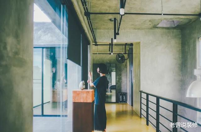 :她家不铺地,不做吊顶,全屋钢管水泥风,看到阳台我懵了!