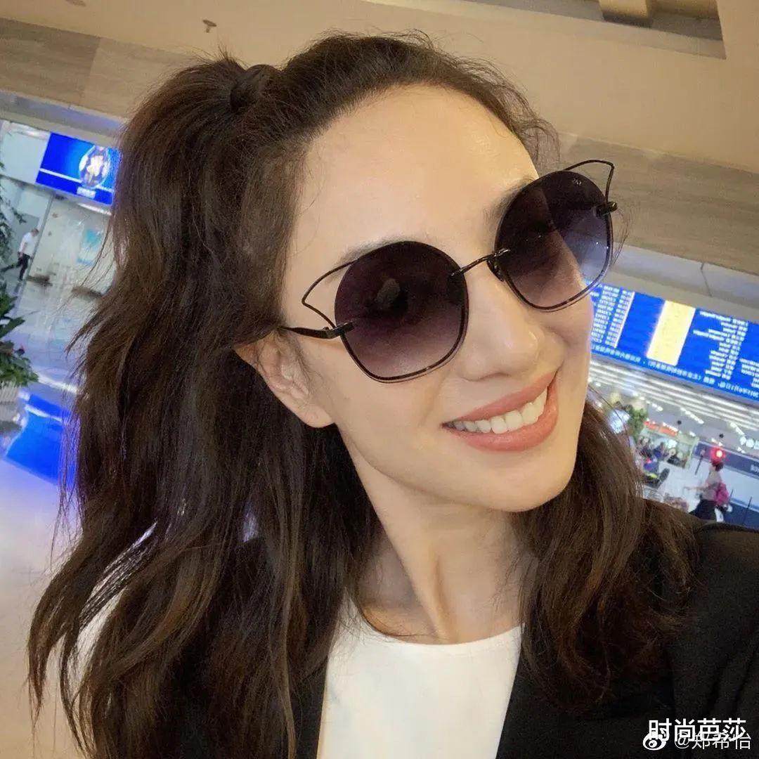 「李栋旭」年轻不用“妆”，像姐姐们一样会绑头发就够了！