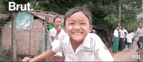 枕猫|在中国成“废铁”的共享单车，却成为了缅甸孩子上学的“豪车”