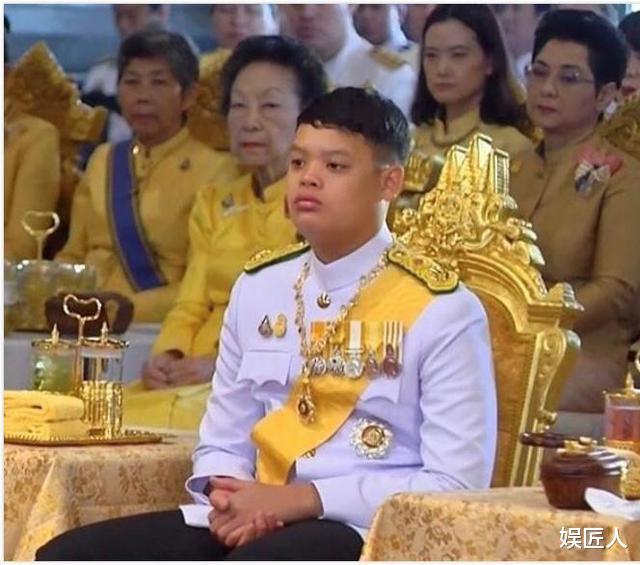 泰國“鐵憨憨”王子被寵壞！國王親自開車接送，還接受老師的跪拜-圖3
