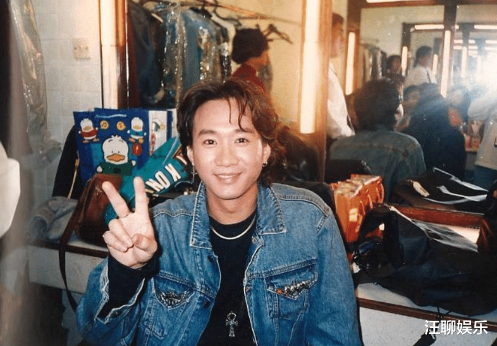 黄龄|黄龄刚摔下舞台，不到半小时又摔一个，主持人救场词堪称灾难