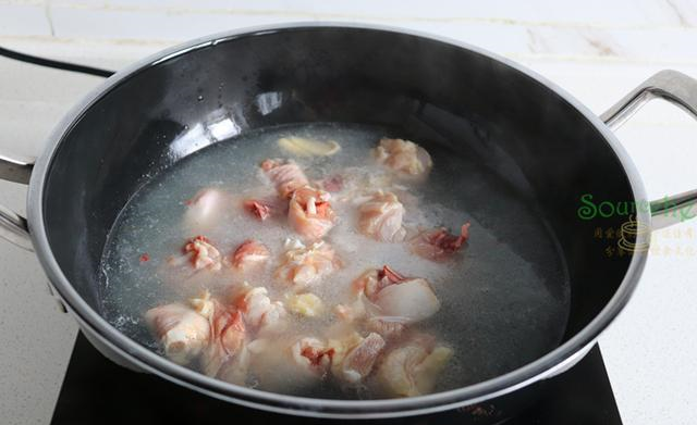 鸡汤|进入农历八月,煲鸡汤时多加这二种食材,每天一碗,暖胃又暖心