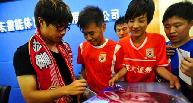 『欧冠』人物丨33岁国足队魂不坠青云之志，他是里皮心中的“中国皮尔洛”