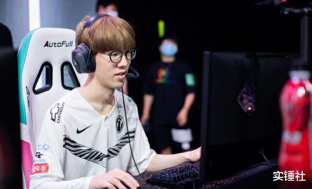 「ig」Theshy颠覆上单，打狼行7倍输出仍不敌LGD！IG下路被喷惨宝蓝滑跪