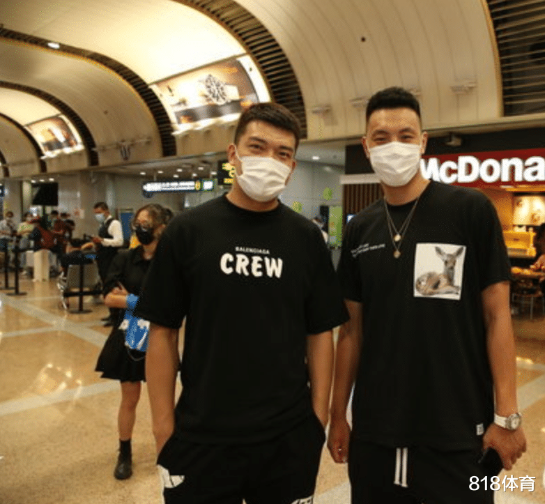李慕豪|表弟驾到! 翟晓川带张才仁接机李慕豪, 首钢球迷欢迎: 倾慕已久终入豪门