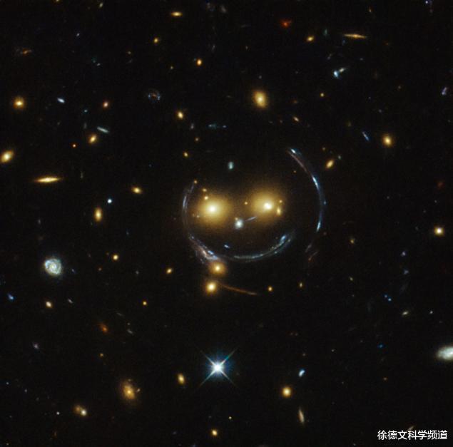 『太空』10张哈勃图像揭秘：不可能性神秘宇宙眼，蓝色幽灵穿越星际之门