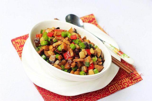 『香菇』香菇和它天生一对，隔三差五吃1次，血气足不疲乏，家家吃得起