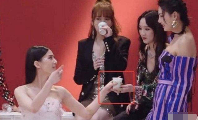 黄圣依■黄圣依太自恋被吐槽，网友扒出其原创歌曲《黄圣依》，歌词如同自恋精附体