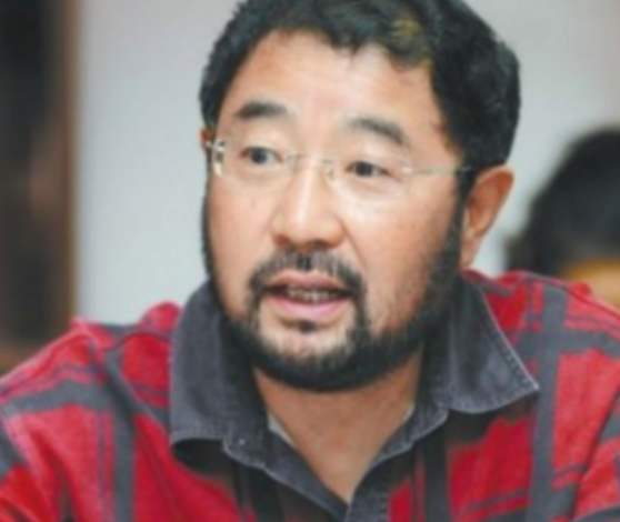 米家山|他是知名导演，因小21岁王小丫抛弃发妻，今73岁单身无儿无女