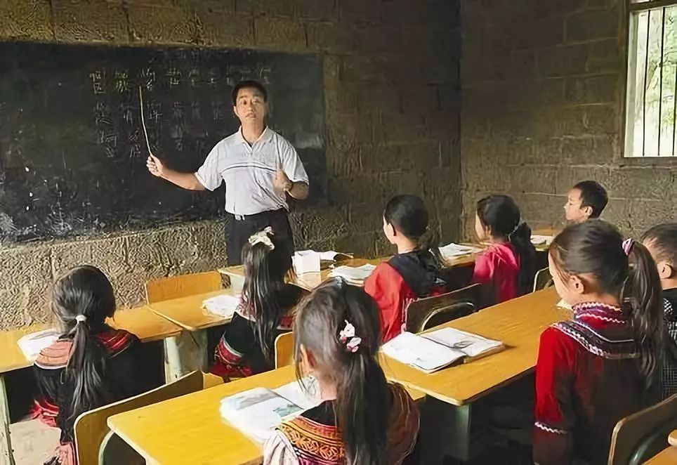 特岗教师@特岗教师缺口10万，教师缺人为何不提高待遇，而是降低门槛？