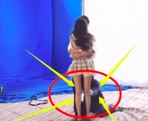 「景甜」导演指导景甜动作时，手放在景甜的大腿上，看清这一细节令人称赞