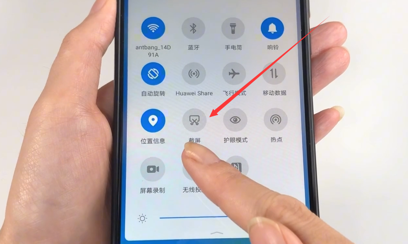 「华为手机」华为手机简单快速截屏方法，可惜还有人不会用，几千的手机白买了
