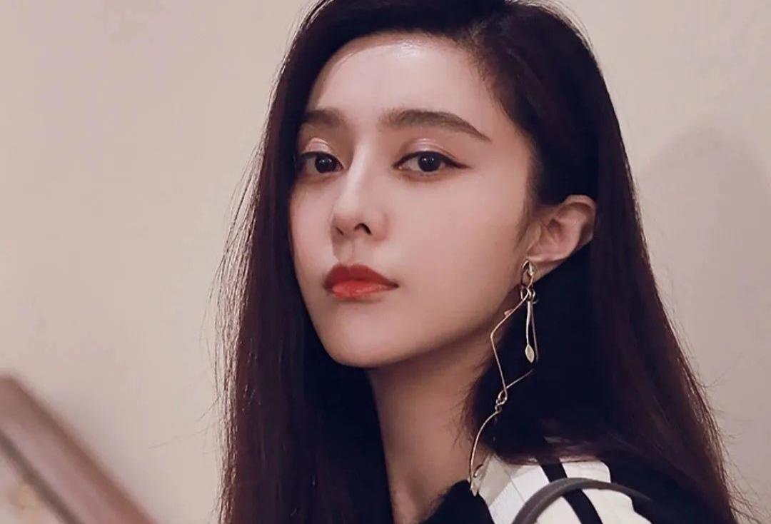 范冰冰:范冰冰手戴“鸽子蛋”现身或将复出,毁掉她的,是野心与倔强