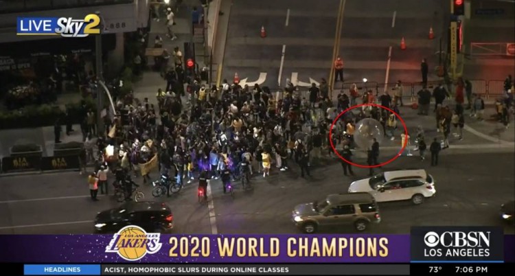 湖人队|笑喷！湖人夺冠字母哥上热搜，球爹旧言论被打脸，霍华德卡鲁索赤裸庆祝！