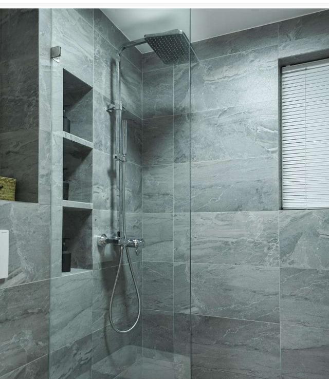 『老年小妙招』卫生间墙面这样装，别提多实用了，占地空间少，增加收纳很方便