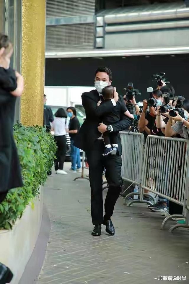 赌王|何猷君抱儿子亮相赌王灵堂!才8个月身高惊人,西装小皮鞋超有范