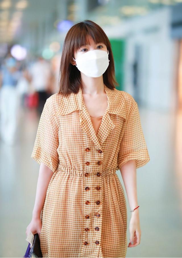 衬衫|毛晓彤气质好甜美，黄色格子裙轻盈飘逸，齐刘海短发太减龄了