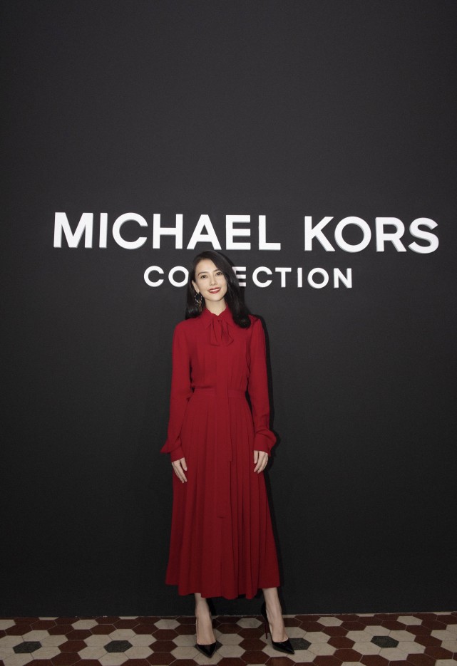 高圆圆|高圆圆秋日大片曝光！卡其西装氛围感十足，不愧是国民女神