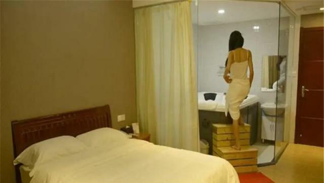 ▲洗浴中心有何“猫腻”?为何有人放弃酒店,再晚也要在此过夜