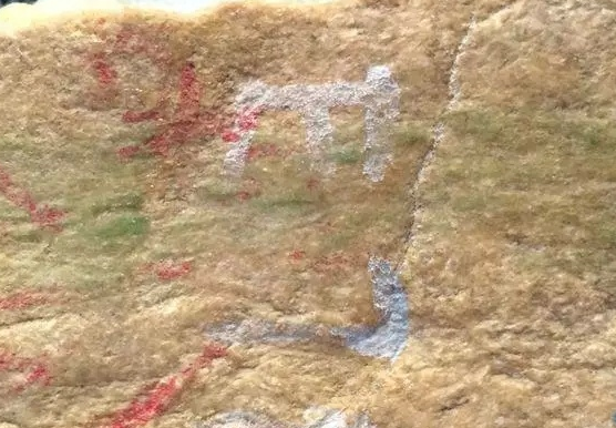 翡翠|翡翠蟒带是什么，翡翠原石中为什么存在蟒带？