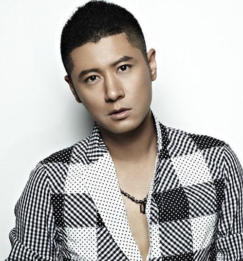 晒晒任重生活中的家，卧室大床太简单了，床头直接刷成一片黑色