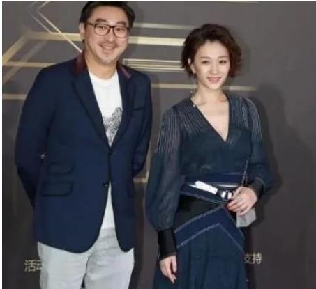 连衣裙|44岁李小冉久违亮相，穿拼接连衣裙减龄又时尚，短发造型意外好看