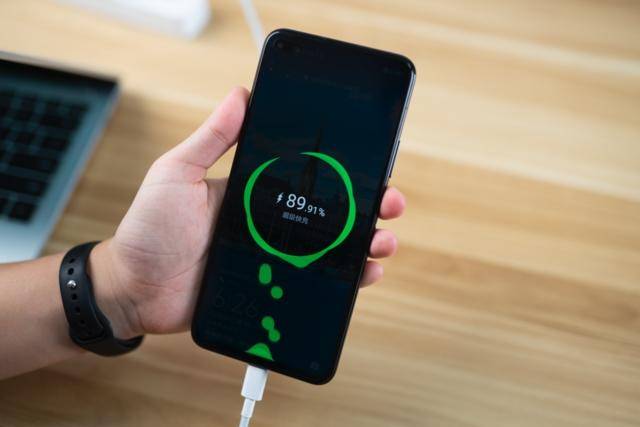 华为荣耀|最低调的华为5G旗舰,256G+40w快充+麒麟990,售价仅两千多