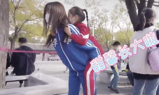李小璐|李小璐带女儿游故宫，甜馨轻松翻跟头，被妈妈背在背上互动温馨