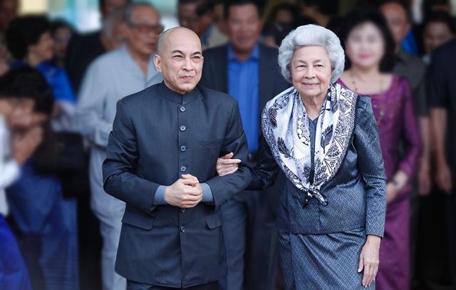 柬埔寨太後83歲瞭還如此雍容高貴！國王陪同抵達北京，儀態超美-圖2