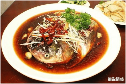 鱼头|小伙吃完饭结账，发现清蒸鱼头加价20元，与厨师争执被厨师拿刀怒杀