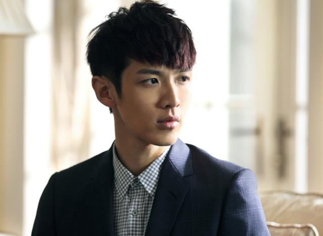 『柯震东』柯震东复出现场狂哭，脸肿气质油腻认不出，旁边林依晨秃成这样