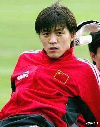 李明@02世界杯前国足最帅俩男人走了，李明被夹道欢送，另一人原地消失