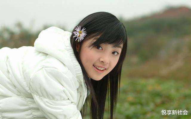 「张含韵」15岁放弃高考被视“逃兵”，乐坛出道即是巅峰，却不幸遇网络暴力