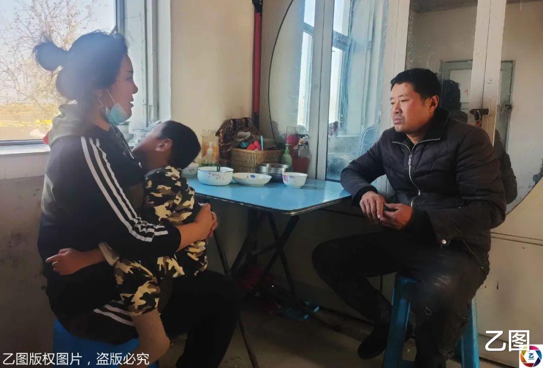 乙图|女子年轻时常遭哥哥暴力,匆匆嫁人,婚后两个孩子出生让她崩溃