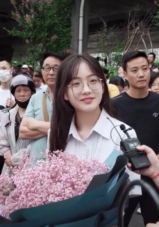 盐城|盐城高考送花女孩疯狂涨粉100W令人羡慕?家长:我可不想我的孩子像她一样