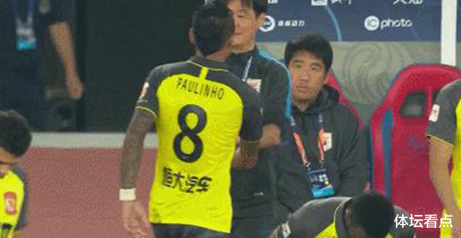 李霄鹏|高情商！暴力鸟路过教练席，看到李霄鹏盯着自己，主动上前握手