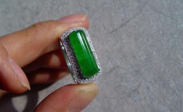 「文玩」一位大姐将自己收藏100条翡翠手镯拿给行家欣赏，行家吓的一咿噔