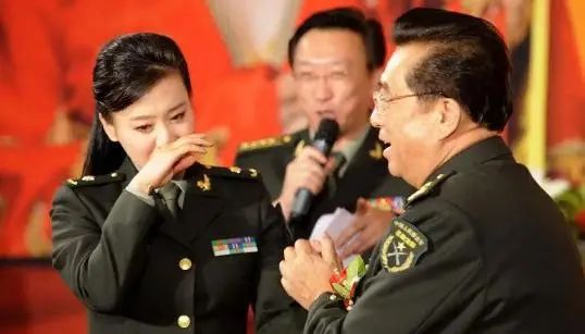李双江|81岁李双江夫妇近照，相差27岁看不出年龄差，曾为儿子操碎心
