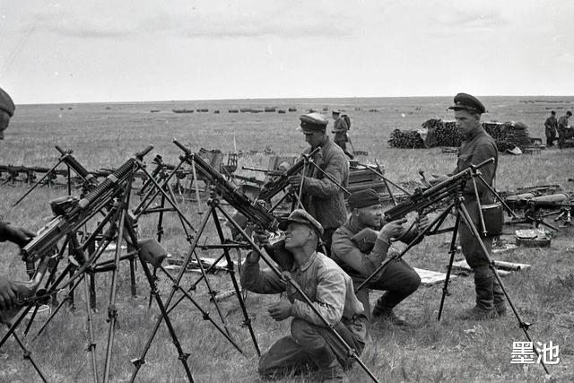 「八路军」70万关东军被打败后，苏军为啥不要他们的武器？八路军拉了3天3夜