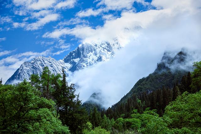 摩羯座|对外人傲气，对爱人温柔的三大星座男。对感情忠实，愿意承担责任