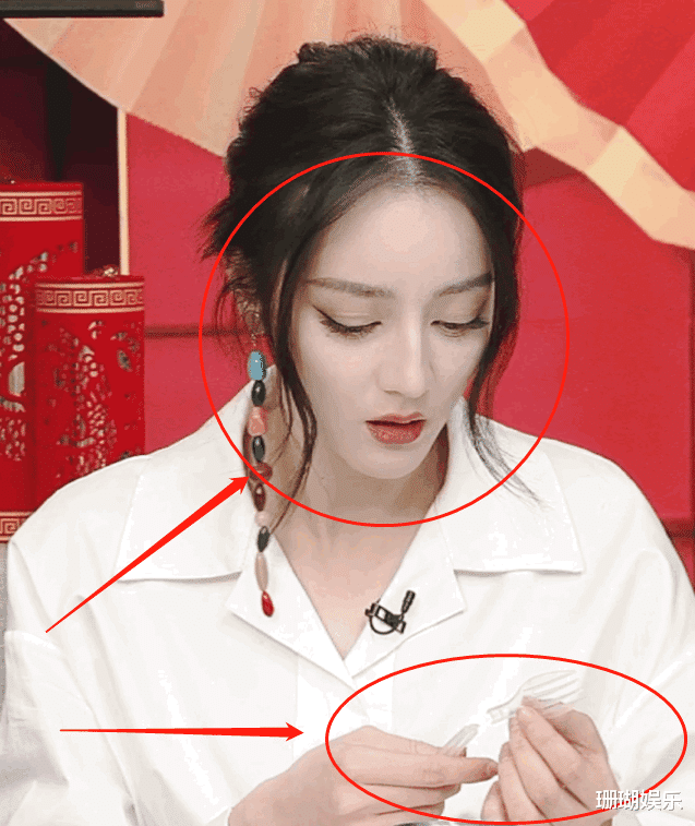 迪丽热巴|迪丽热巴直播将勺子咬断了，没了十级精修后，28岁皮肤状态好真实