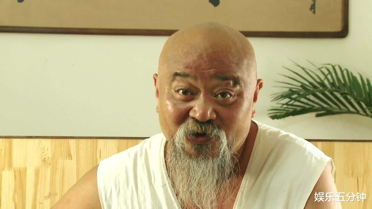 「李琦」64岁李琦近照，骑老年代步车买菜，网友：还能再低调点吗