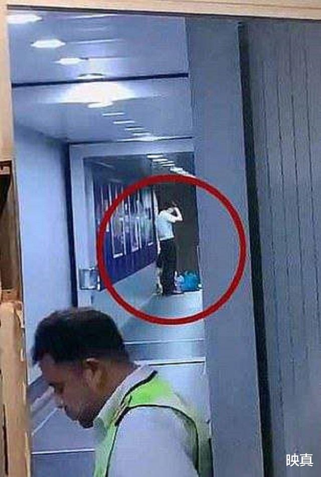 【飞机】丢人丢到国外！中国大妈堵机舱不让飞？原因：其女还在免税店购物