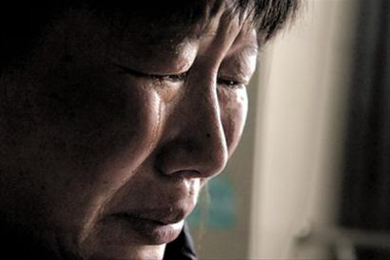 『大竹』养不起，孩子不要了？39岁妈妈因没钱，将生下男婴扔在地下车库